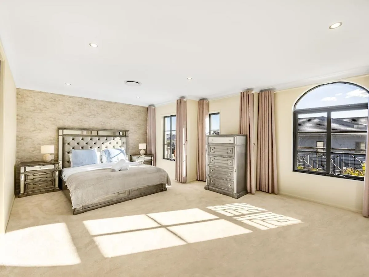 French Royal Experience 5B3B Grand House 3Parking Villa Rochedale 0*,  Australia